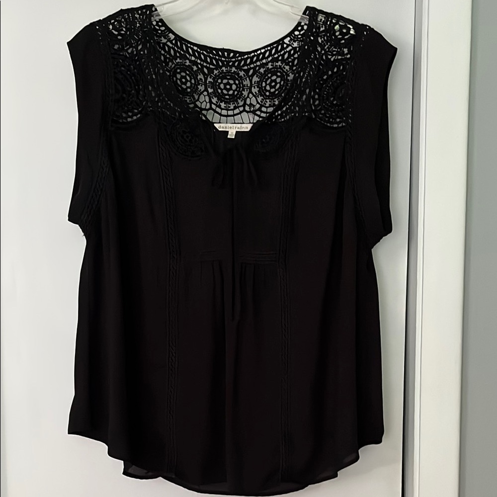 Daniel Rainn Black Cap Sleeve Embellished Blouse